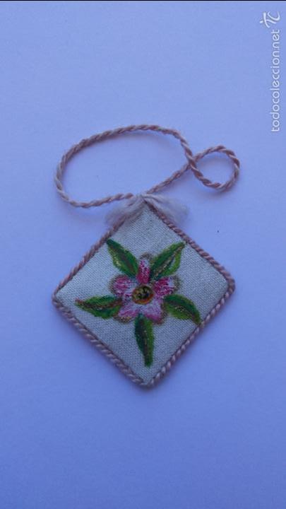 Antig&uuml;edades: Escapulario de 2 x 2,2 cms - Foto 1