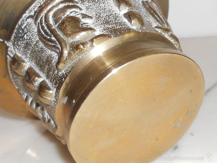 Antig&uuml;edades: ANTIGUA ALMIREZ DE BRONCE CON CABEZA DE REINA - Foto 3