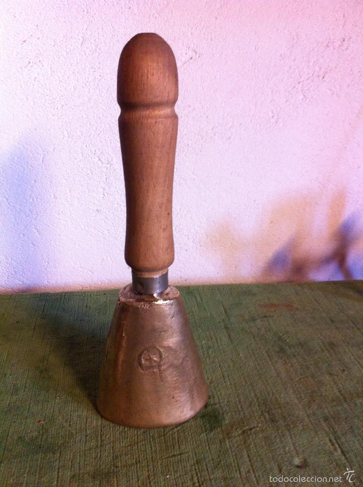 Antig&uuml;edades: GRAN CAMPANA CON MANGO DE MADERA MUY ANTIGUA - Foto 1