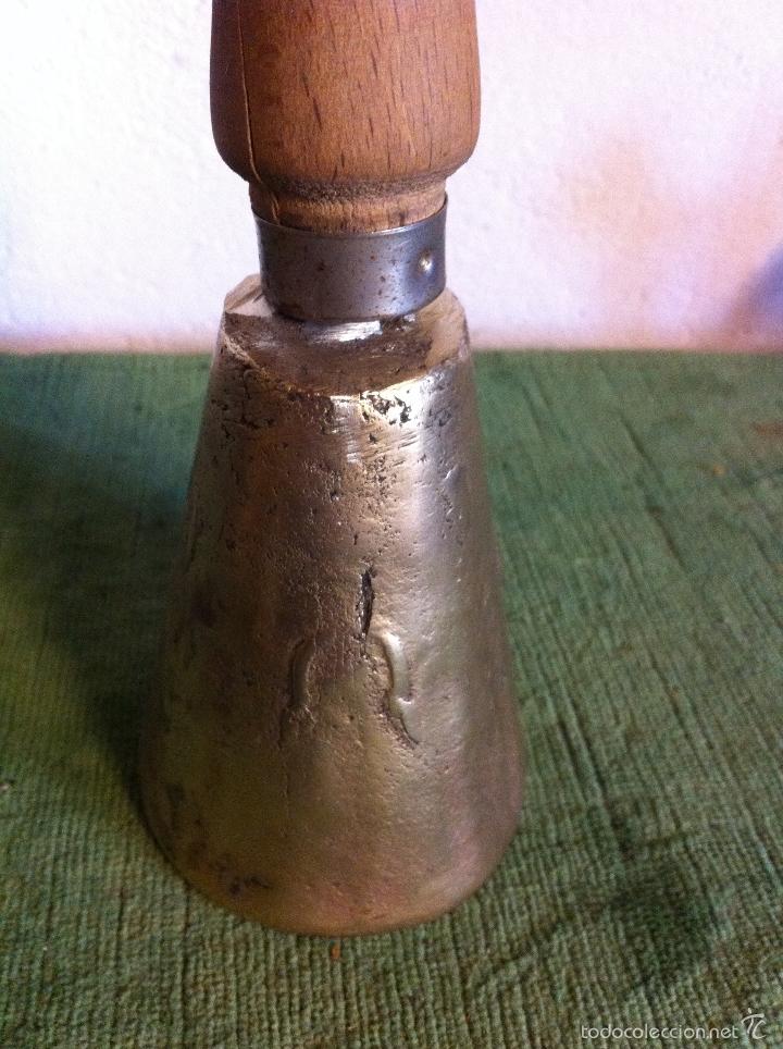 Antig&uuml;edades: GRAN CAMPANA CON MANGO DE MADERA MUY ANTIGUA - Foto 2