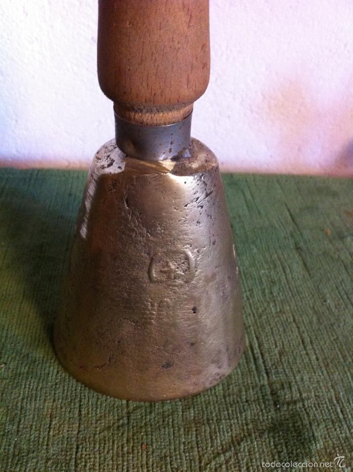 Antig&uuml;edades: GRAN CAMPANA CON MANGO DE MADERA MUY ANTIGUA - Foto 3