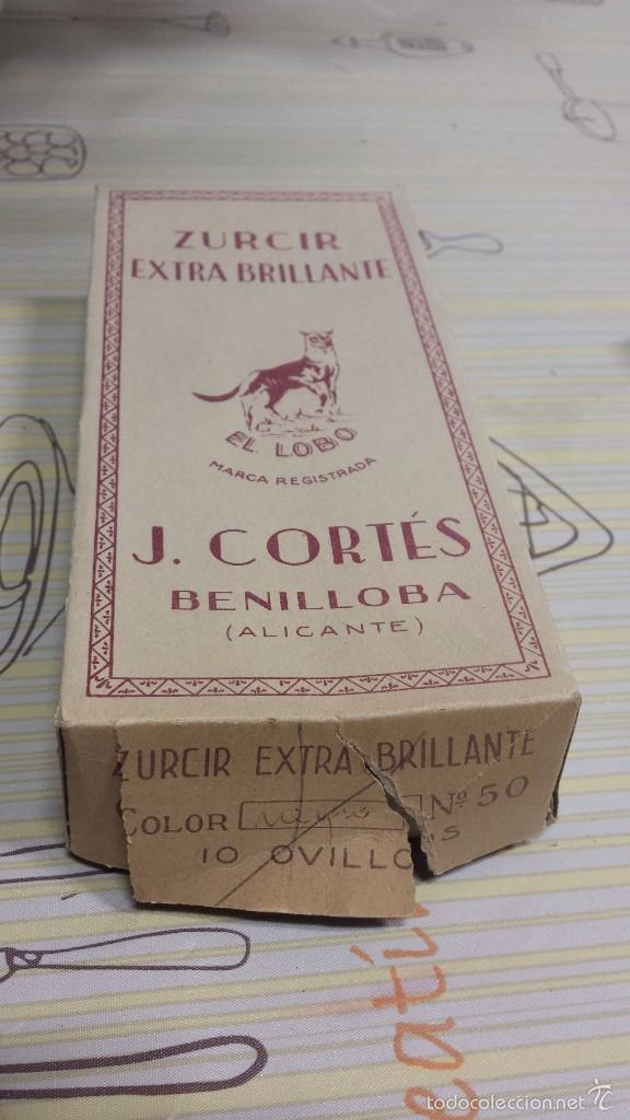 Oggetti Antichi: antigua caja con  ovillos de hilo de zurcir j. cortes  benilloba(alicante) el lobo