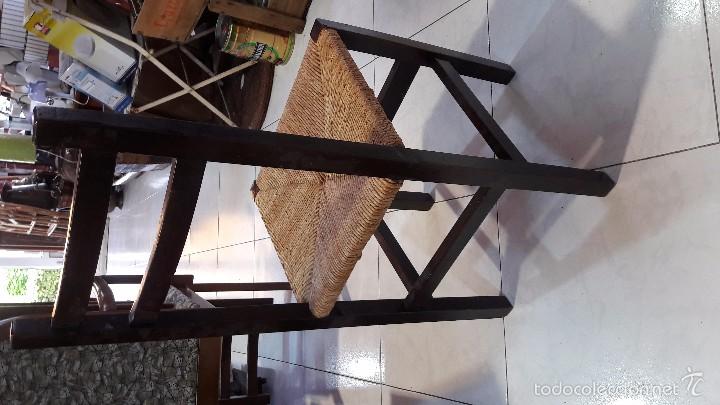 Antig&uuml;edades: silla de madera y enea - Foto 2