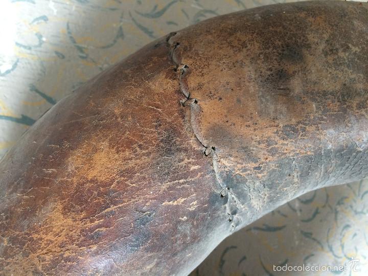 Antig&uuml;edades: ANTIGUA COLLERA EN CUERO - Foto 3