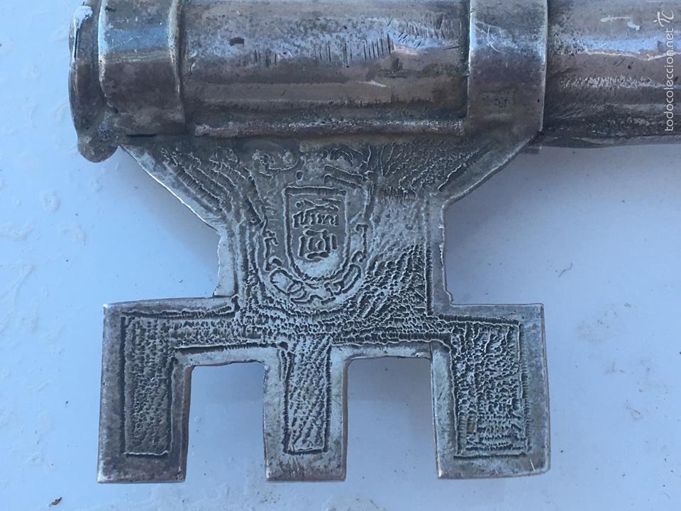 Antig&uuml;edades: LLAVE CON ESCUDO - Foto 3