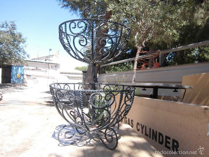 Antig&uuml;edades: frutero verdulero de alambre trenzado