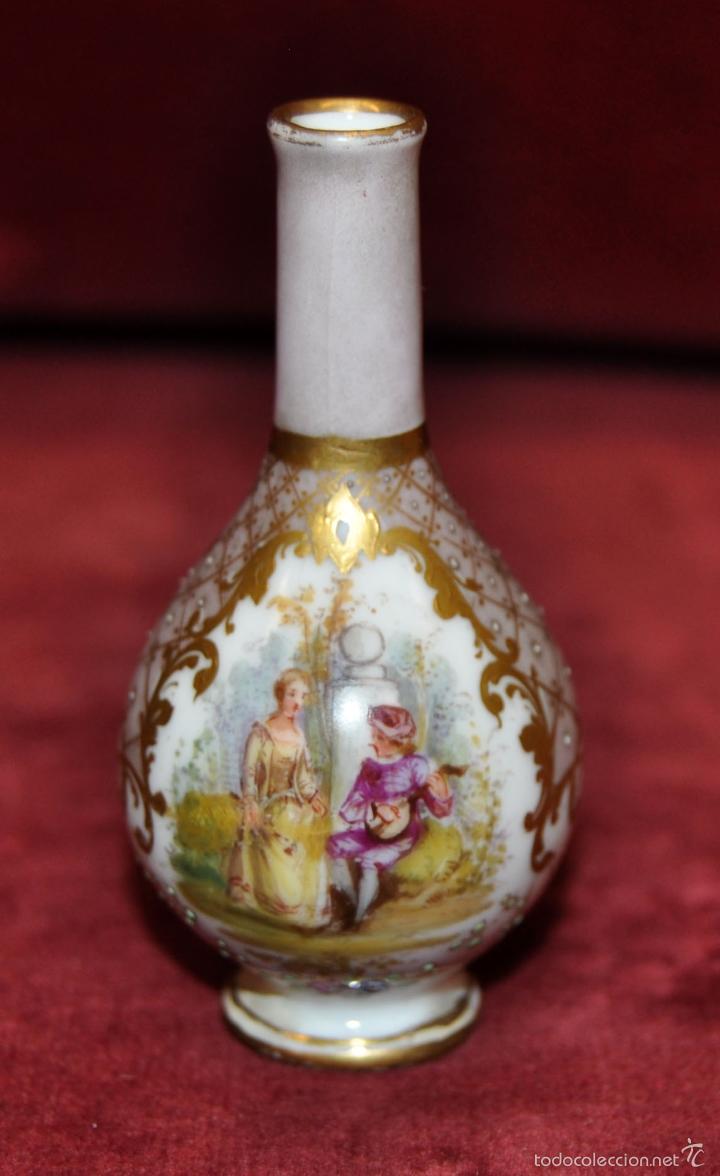 Antigüedades: PEUQEÑO JARRÓN EN PORCELANA VIENESA. ULTIMO CUARTO DEL SIGLO XIX