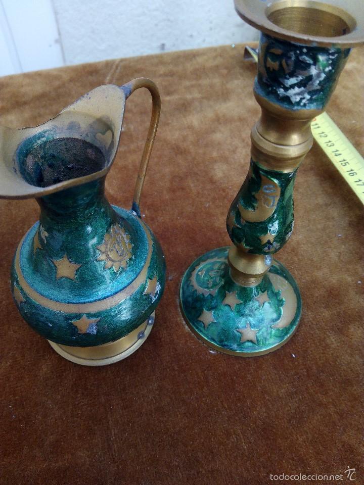 Antig&uuml;edades: Jarra y candelabro de lat&oacute;n decorado - Foto 1