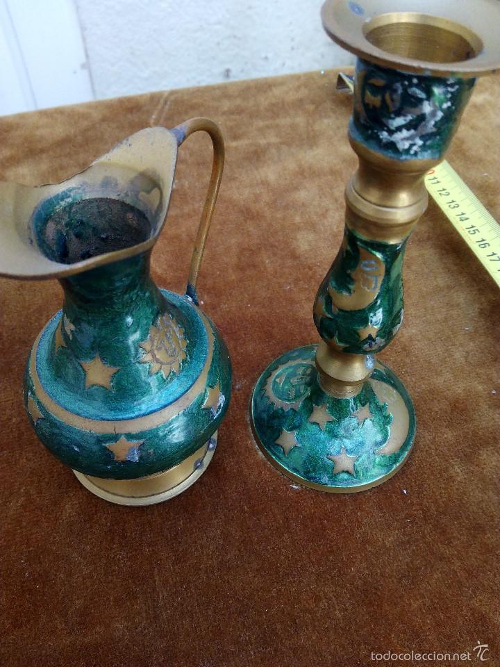 Antig&uuml;edades: Jarra y candelabro de lat&oacute;n decorado - Foto 2