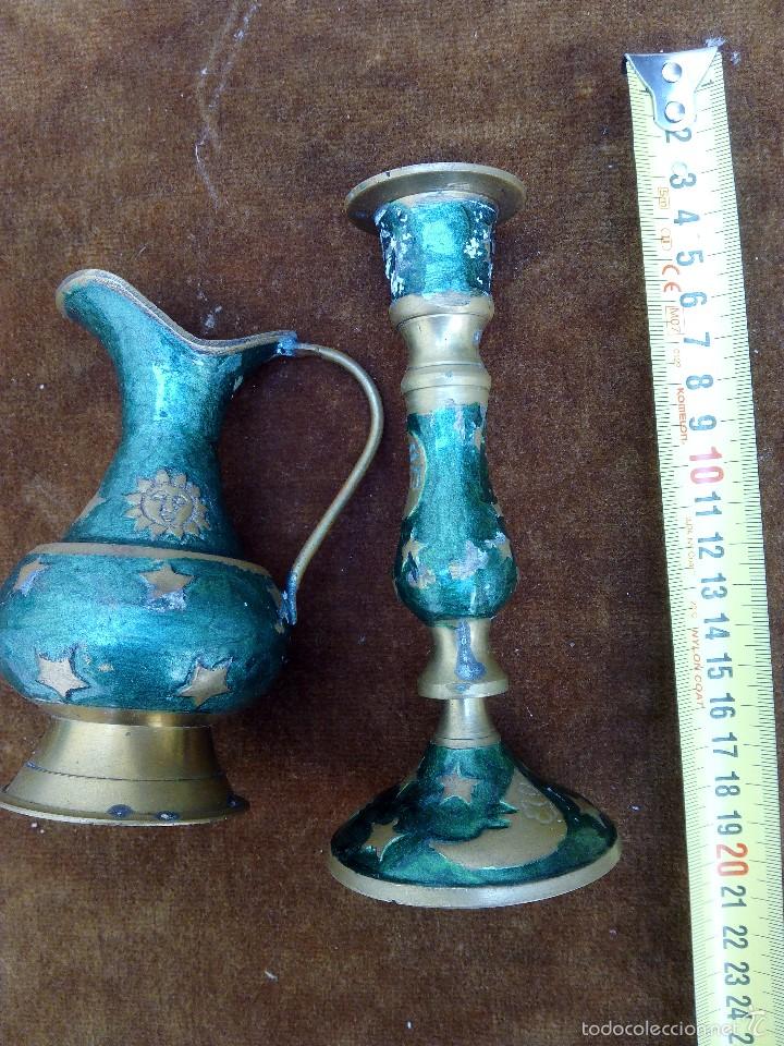 Antig&uuml;edades: Jarra y candelabro de lat&oacute;n decorado - Foto 3
