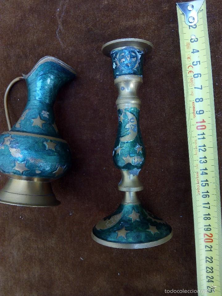 Antig&uuml;edades: Jarra y candelabro de lat&oacute;n decorado - Foto 4