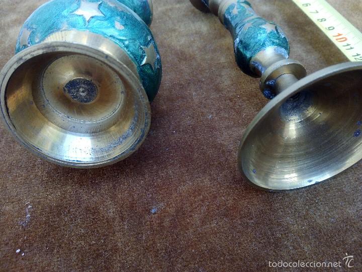 Antig&uuml;edades: Jarra y candelabro de lat&oacute;n decorado - Foto 5