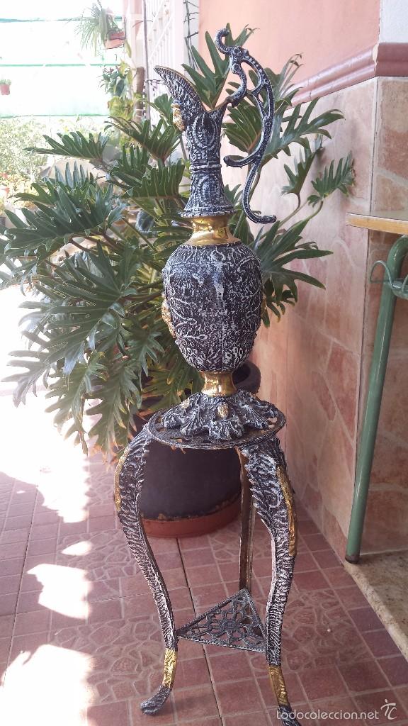 Antig&uuml;edades: jarron y soporte en bronce - Foto 1