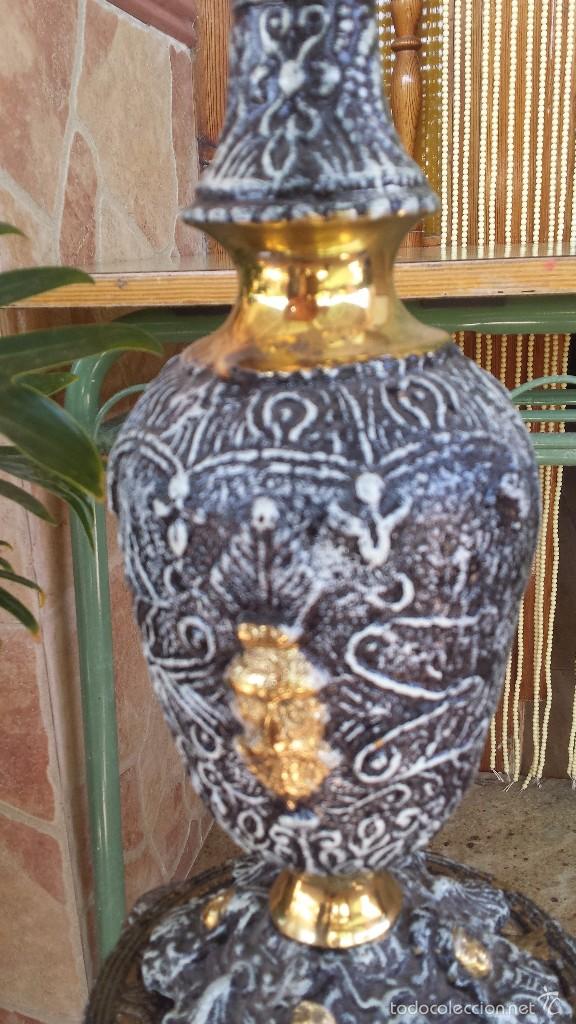 Antig&uuml;edades: jarron y soporte en bronce - Foto 3