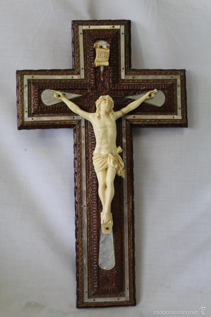 Antig&uuml;edades: cristo en la cruz en pasta y madera  con nacar - Foto 1