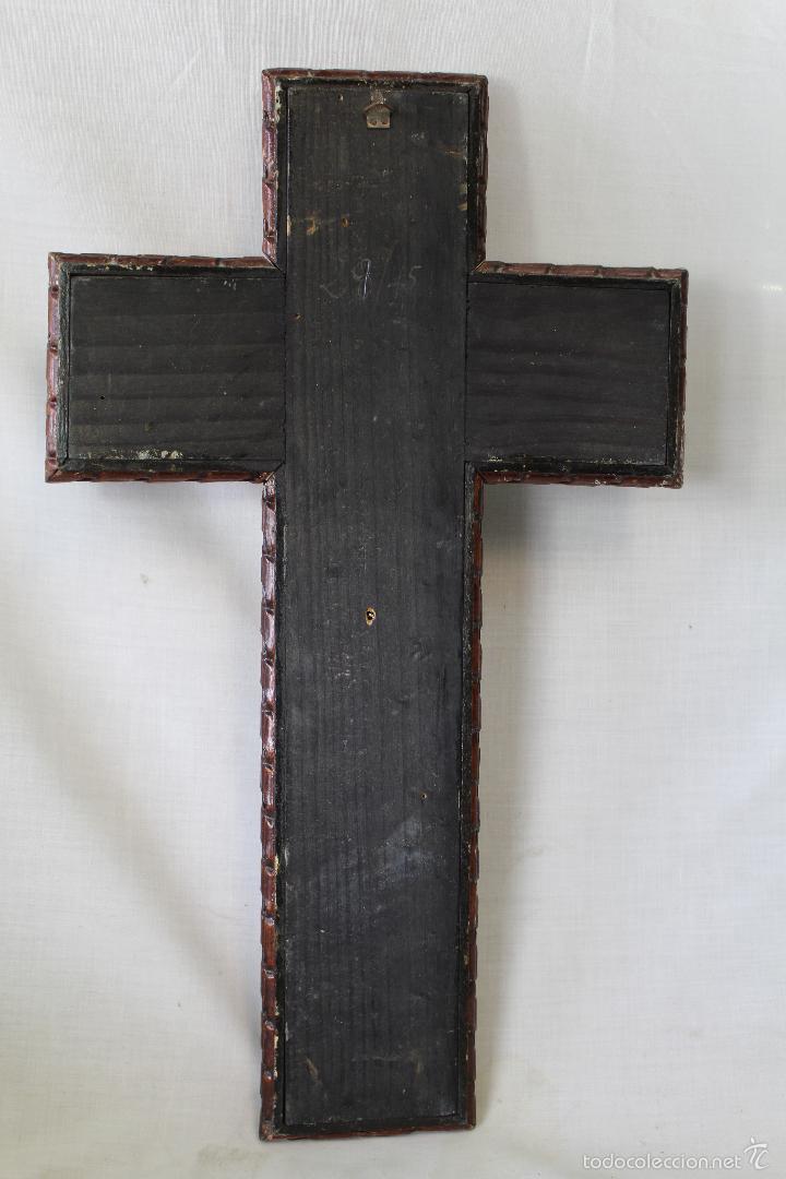 Antig&uuml;edades: cristo en la cruz en pasta y madera  con nacar - Foto 2