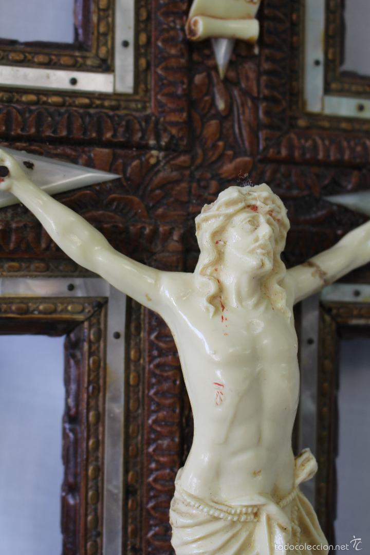 Antig&uuml;edades: cristo en la cruz en pasta y madera  con nacar - Foto 3