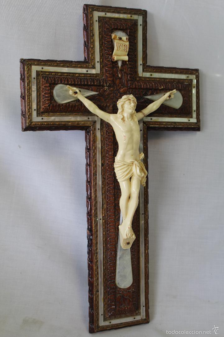 Antig&uuml;edades: cristo en la cruz en pasta y madera  con nacar - Foto 4