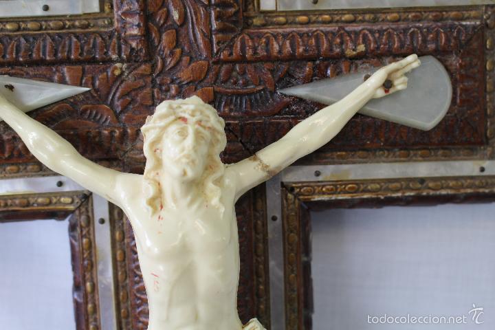 Antig&uuml;edades: cristo en la cruz en pasta y madera  con nacar - Foto 5
