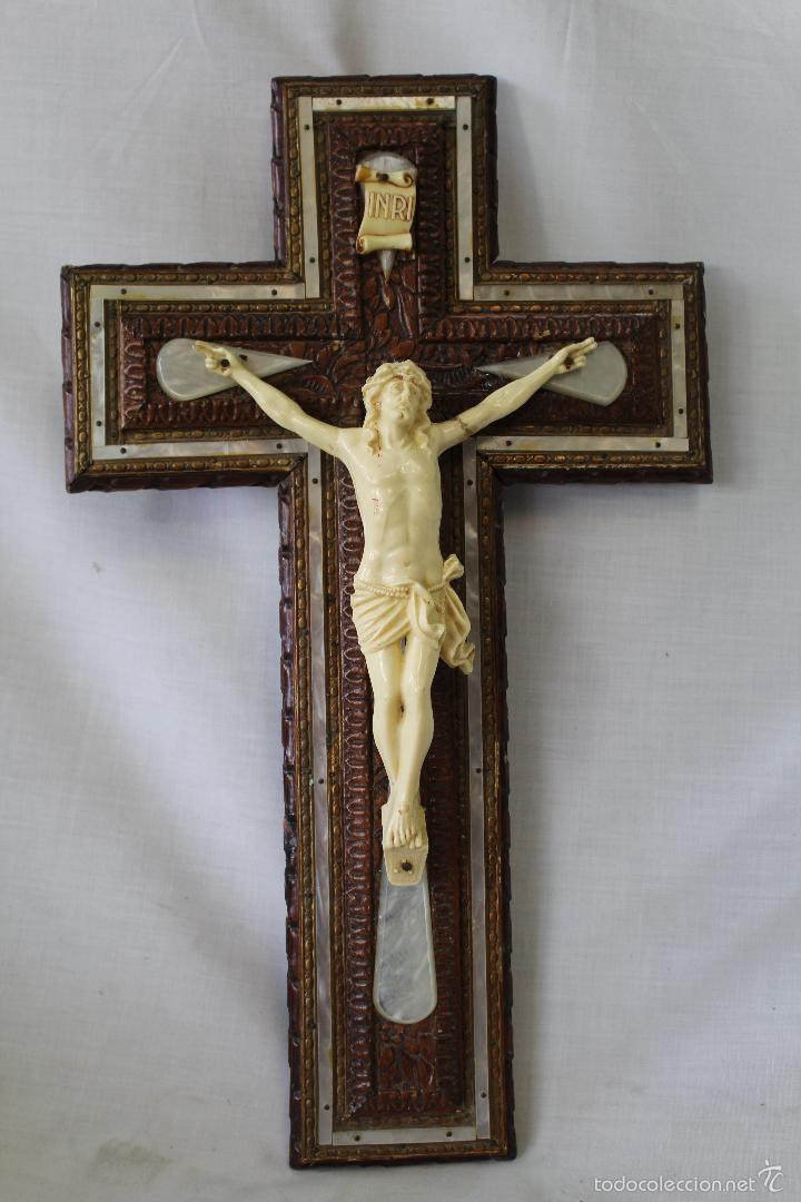 Antig&uuml;edades: cristo en la cruz en pasta y madera  con nacar - Foto 6