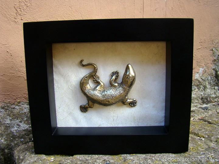 Antig&uuml;edades: CUADRO DE GECKO EN LATON. 25X30. NOVEDAD - Foto 1