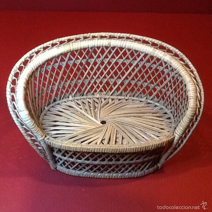 Antig&uuml;edades: Sill&oacute;n de  mimbre para mu&ntilde;ecas de porcelana - Foto 1