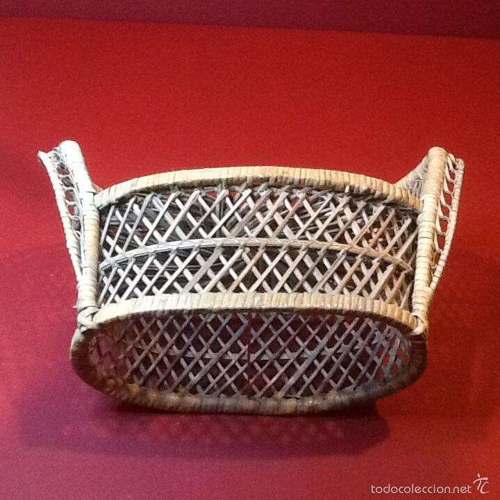 Antig&uuml;edades: Sill&oacute;n de  mimbre para mu&ntilde;ecas de porcelana - Foto 2