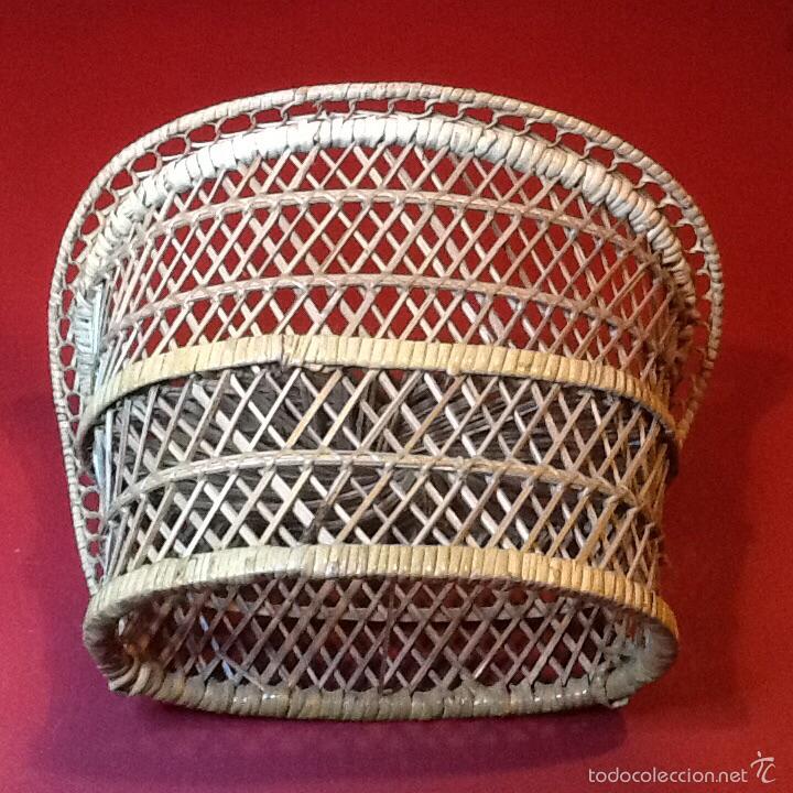 Antig&uuml;edades: Sill&oacute;n de  mimbre para mu&ntilde;ecas de porcelana - Foto 4
