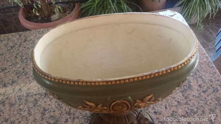 Antig&uuml;edades: antiguo centro de mesa de porcelana y metal. - Foto 2