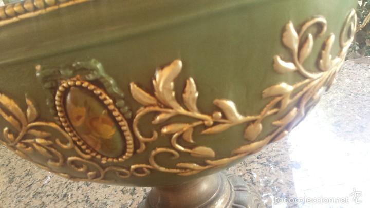 Antig&uuml;edades: antiguo centro de mesa de porcelana y metal. - Foto 3