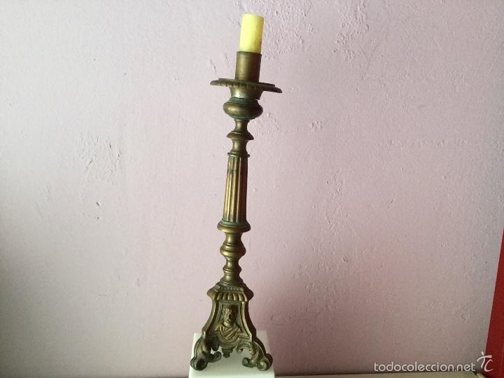 Antig&uuml;edades: Candelabro bronce antiguo de altar - Foto 1