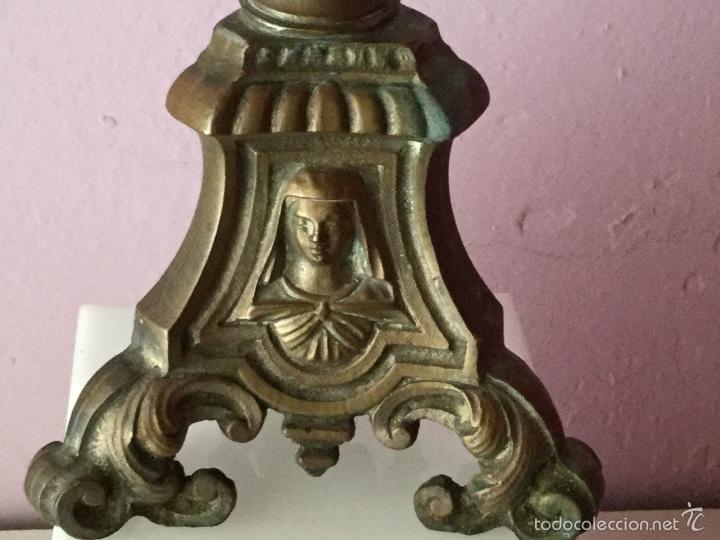 Antig&uuml;edades: Candelabro bronce antiguo de altar - Foto 3