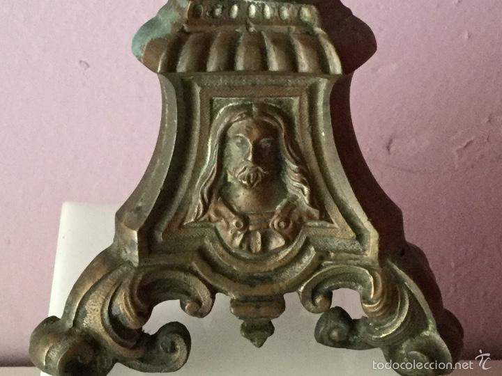 Antig&uuml;edades: Candelabro bronce antiguo de altar - Foto 4