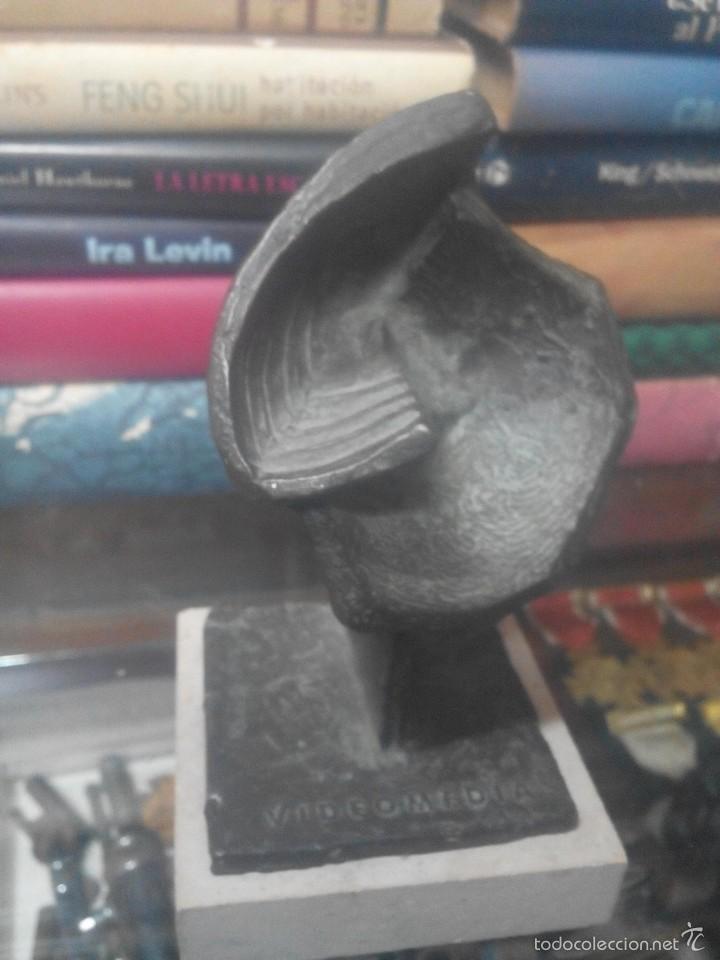 Antig&uuml;edades: escultura titulada videomedia de bronce - Foto 1