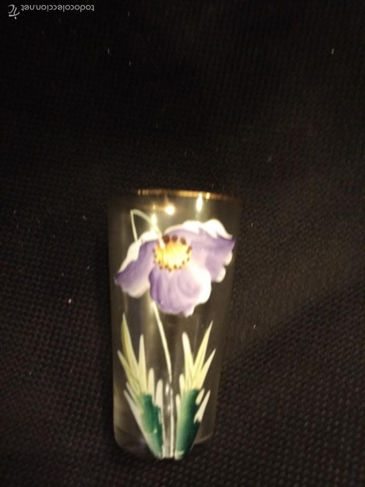 Antig&uuml;edades: Precioso vaso de cristal pintado con decoraci&oacute;n floral, recuerdo de Alicante. 5 cm altura 9,50 cm