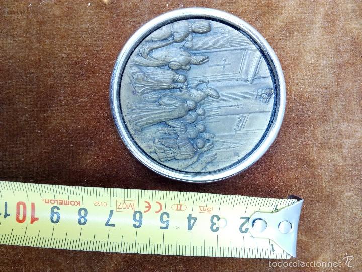 Antig&uuml;edades: Medalla religiosa en un marc&oacute; redondo - Foto 1