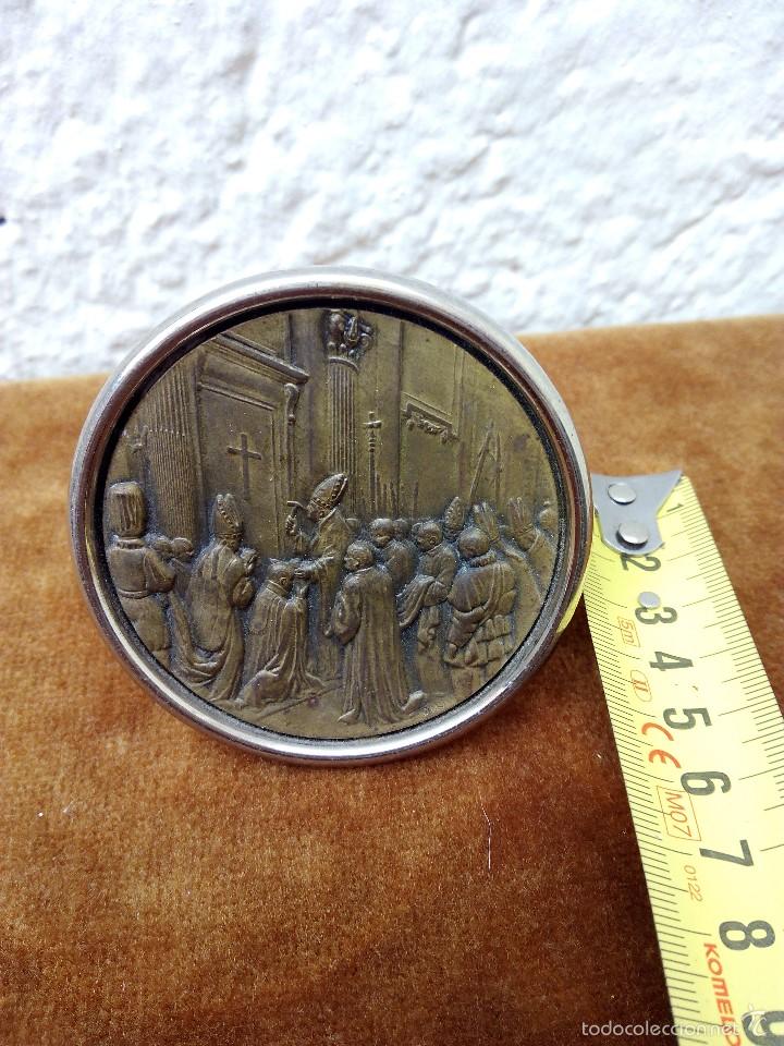 Antig&uuml;edades: Medalla religiosa en un marc&oacute; redondo - Foto 3