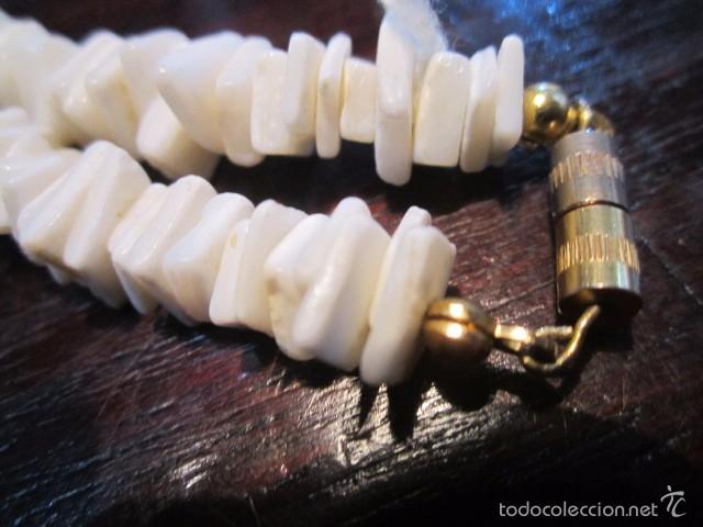 Antig&uuml;edades: Gargantilla de coral blanco. 44 cms. largo total. - Foto 3