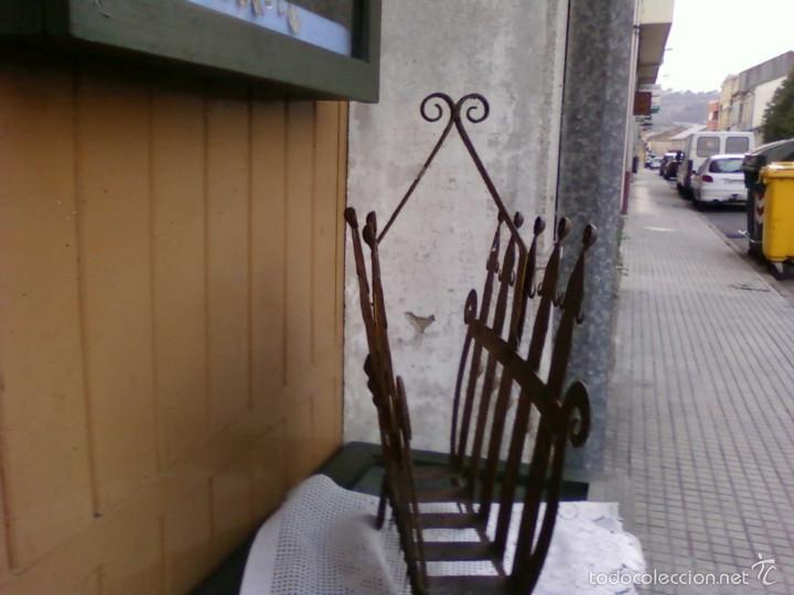 Antig&uuml;edades: REVISTERO DE HIERRO - Foto 2