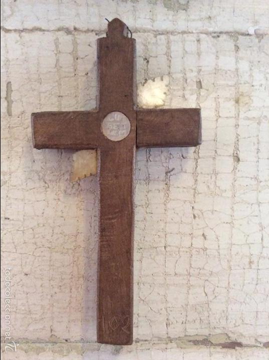 Antig&uuml;edades: Crucifijo de madera y madreperla - Foto 2
