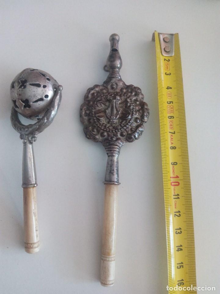 Antig&uuml;edades: Pito y sonajero antiguo con el mango de marfil - Foto 1