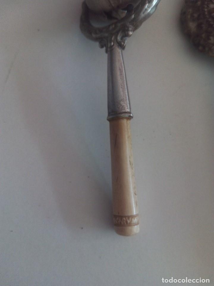 Antig&uuml;edades: Pito y sonajero antiguo con el mango de marfil - Foto 2