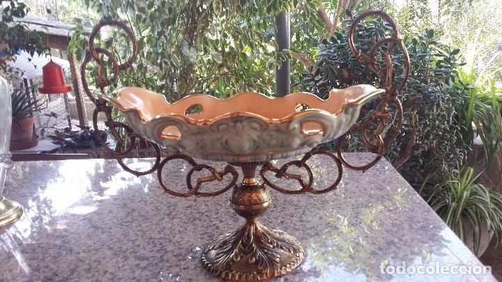 Antig&uuml;edades: antiguo centro de mesa de porcelana y bronce - Foto 1