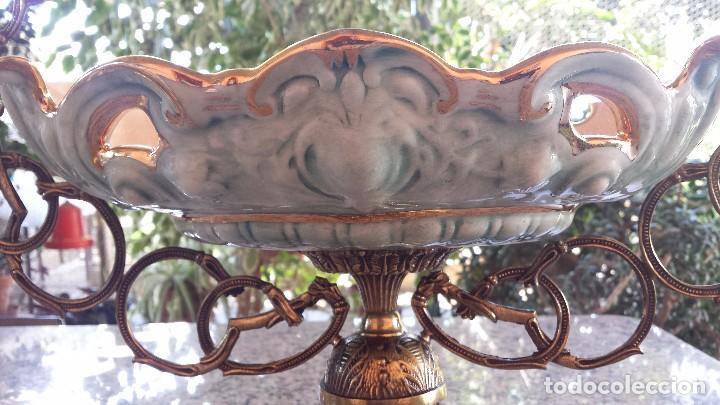 Antig&uuml;edades: antiguo centro de mesa de porcelana y bronce - Foto 3