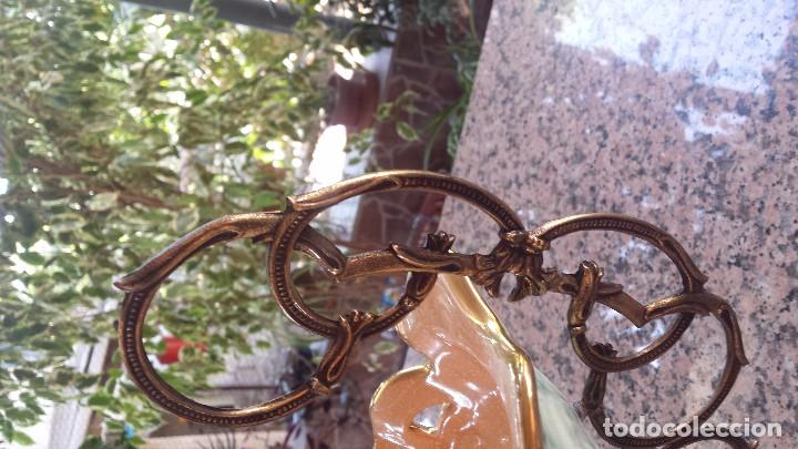 Antig&uuml;edades: antiguo centro de mesa de porcelana y bronce - Foto 5