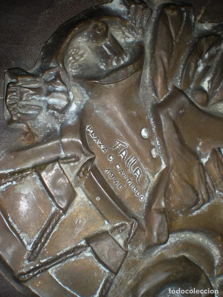 Antig&uuml;edades: Trofeo en cobre de Falla Plaza C. Castillo de 1946 - Foto 2