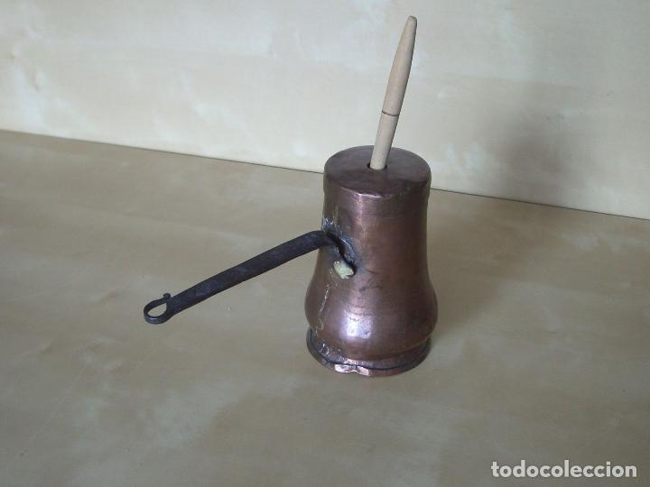 Antig&uuml;edades: Chocolatera antigua en cobre. - Foto 2