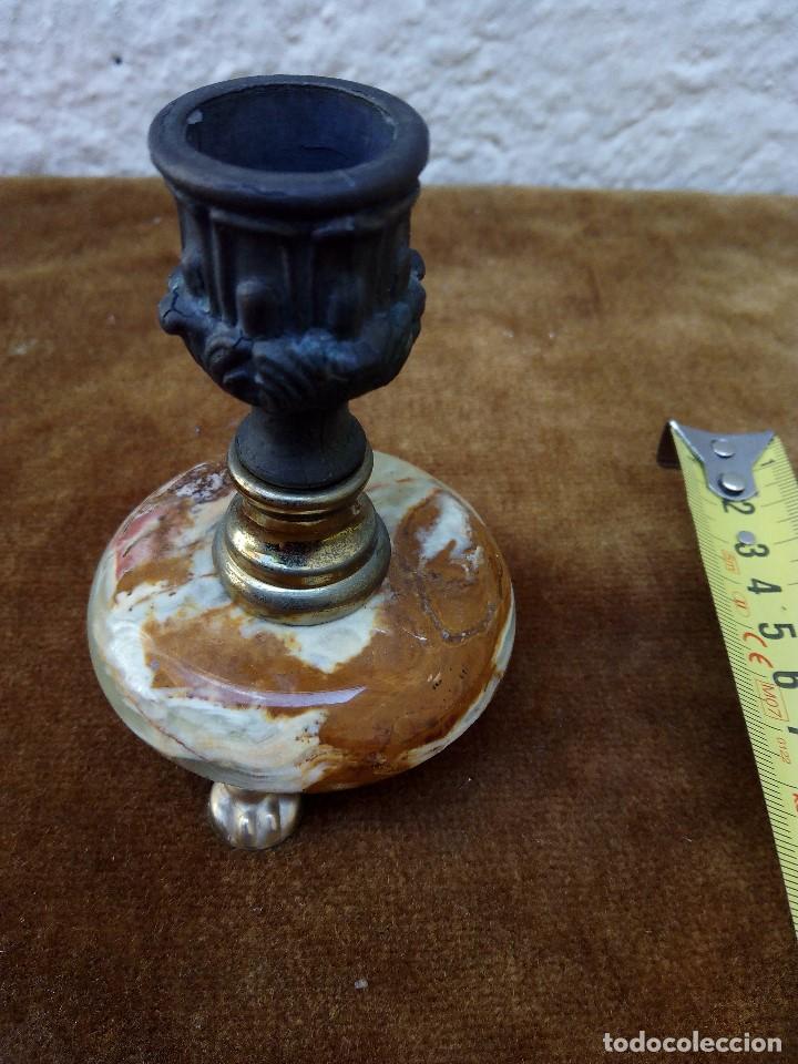 Antig&uuml;edades: Portavelas de metal con la base de m&aacute;rmol - Foto 1