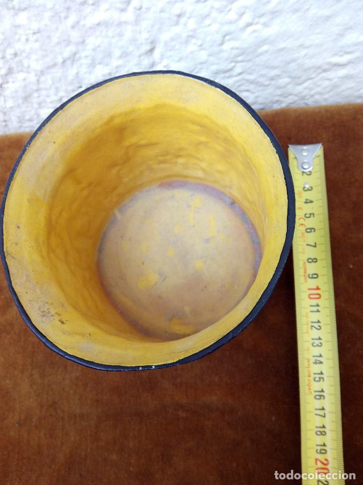 Antig&uuml;edades: Maceta con relieve de porcelana - Foto 2