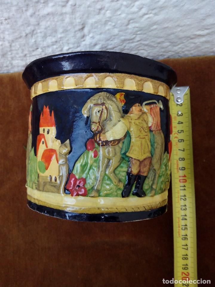 Antig&uuml;edades: Maceta con relieve de porcelana - Foto 3